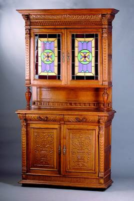 Aufsatzbuffet, Frankreich, um 1900, Eiche mass., auf Rahmen gearb., Oberteil m.bunter Bleiverglasung, Schuppendekor u. Akanthusblattschnitzereien, ...