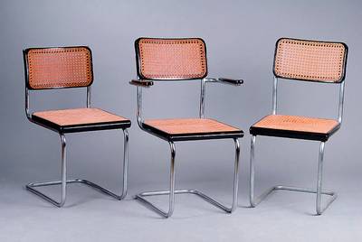 3 Freischwinger, 50er J., nach dem Vorbild v. 1932, Mauser, Stahlrohr, Sitz u. Rücken Holz verkleidet u. Rohrgeflecht, wohl erneuert, schwarze ...