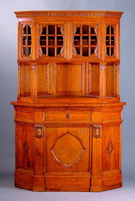 Eckschrank, deutsch, um 1900, Korpus z.T. Eiche mass., Eichefurnier, Unterteil eintürig, auf Rahmen gearb., Aufsatzteil m.ausgespartem Mittelteil, 2 ...