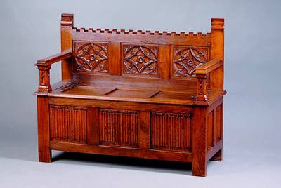 Sitzbank, Historismus, um 1900, Belgien, Eiche mass., kassetiert, Sitzfläche zum Aufklappen, große Eisenbeschläge, 95.5x114.5 x46cm, ...