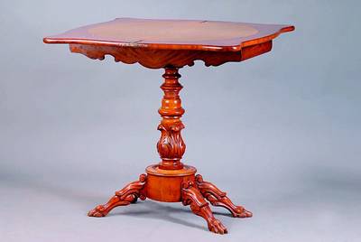 Spieltisch, England, um 1850/60, Mahagoni, z.T. Wurzelholz gespiegelt verlegt mit Furnierschäden, aufklappbar, innen bräunlicher Stoff besch., ...