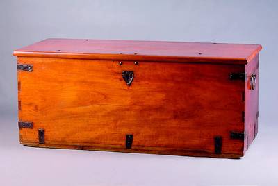 Große Reisetruhe, wohl England, um 1770/80, Teakholz, Eisenbeschläge, l.schwundrissig, 66x156x62.5cm, Alters-u.Gebr.-sp. ohne Schlüssel
