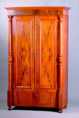 Gründerzeitschrank, deutsch, um 1890, Nußbaumfurnier, doppelt gespiegelt verlegt Vollsäulen, Alterssch., 190x112x58cm