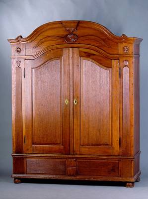 Dielenschrank, mitteldeutsch, um 1770-1810, Eiche mass., kassettierte Türen, Front, Füllungen u.Lisenenen mit rundprofiliertem Rillendekor, ...