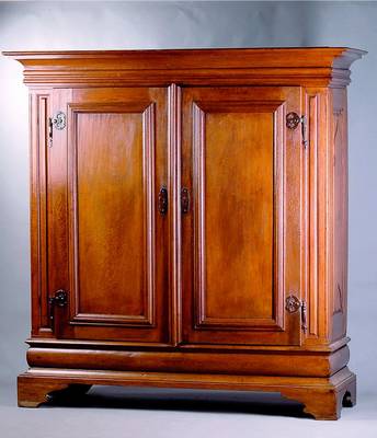 Eichenschrank, wohl Niederlande, Mitte 19.Jh. Eiche mass., auf Rahmen gearbeitet, 4-u.5-fach getreppte Leisten, große orig.Eisenbeschläge, ...