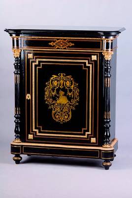 Eintüriger Schrank, nach franz. Vorbild v. 1870, Napoleon III, Buche schwarz gelackt, Metallintarsien, freitehende Säulen, einfache ...