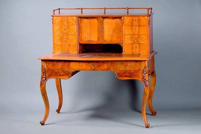 Aufsatzschreibtisch, deutsch, um 1850/60, Korpus WH/Nußbaum, Wurzelnußfurnier gesp. verlegt, Tischfront geschweift, 3 integr. Schubladen, diese ...