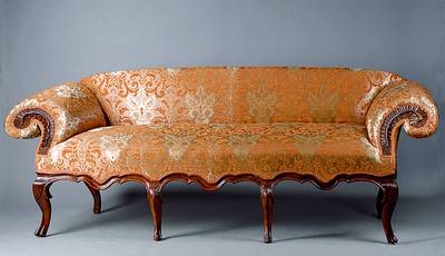 Sofa, wohl England, um 1840/50, Gestell Nußbaum massiv, allseitig geschweift, Akanthusblattverz., sowie Schlangenverz., Damastbezug sek., Gebr.-Sp., ...