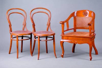 6 Kaffeehausstühle, Josef Hofmann um1900, Bugholz, Sitzflächen mit Brandmalerei, altersbedingt beschädigt mit Etiketten, ca. 89x44x43 cm, SH. 48 cm