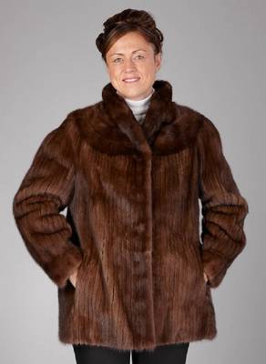 Dunkelbraune Nerzlongjacke, Gr. ca. 38/40, ausgelassene Felle, Rückenpartie quer- verarbeitet sonst längs verarbeitet, Ärmel mitManschetten, ...
