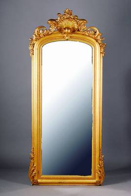 Spiegel, deutsch, um 1860/70, Korpus Buche, goldfarben gefasst, florale Schnitztereien, Akanthusblatt und Blätter, Spiegelfolie besch., alt ...