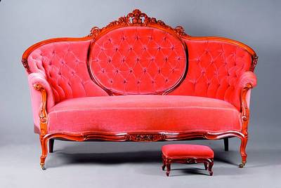Sofa, deutsch, um 1835/40, Nußbaum massiv, allseitig geschweift u.gerieft, reiche Schnitzereien a.d. Vollholz in Form v. Blüten, Blättern und ...