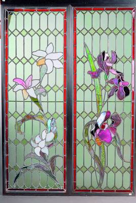Vier Bleiverglasungen, Belgien, um 1900, mit verschiedenen bunten, z.T. in sich gemusterten Gläsern zum Lilienmotiv gefügt, je Element ca. ...