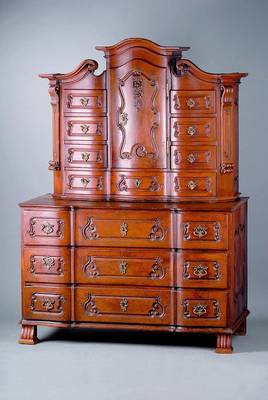 Mainzer Aufsatzschrank, um 1750, WH/Eiche massiv, Unterteil flach doppelt geschweift, 3schübig, Oberteil 3-fach geschweift, orig. Schlösser und ...
