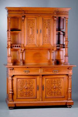 Aufsatzbuffet, süddeutsch, um 1890, Nußbaum sparsame Schnitzereien nach Renaissancevorbild, freistehende Balustersäulen, 4 Ablegfächer, Kopf ...