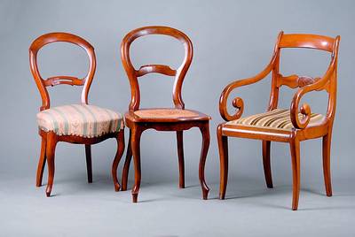 5 Stühle, deutsch, zwischen 1850/70, Nußbaum/Buche, sog. Löffelstühle, 3x Sitzfläche aus Geflecht, 2x Stoffbezüge m. Nagelverz., Beine ...