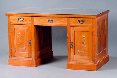 Schreibtisch, deutsch, um 1905, Kirschbaum massiv/Furnier, 3 Schubladen, 2-türig, diese m. sparsamer floraler Schnitzerei, Platte m. starkem ...