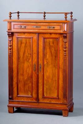 Vertiko, deutsch, um 1880/190, WH/Nußbaumwurzelfurnier, 2-türig, eine Schublade, seitl. balusterförmige Halbsäulen, teilw. gerieft, Beschl. sek., ...
