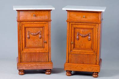 Paar Nachtschränkchen, Belgien/Frankreich, um 1890, Eiche, jeweils 1-türig, 1 Schublade, mittig m. Schnitzerei in Form eines Freundschaftsbandes ...