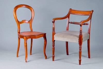 4 Stühle, Louis-Philippe, um 1835/40, Nußbaum mass., Sitz m. Geflecht, ein Geflecht defekt, allseitig geschweift, st. Gebr.-Sp., Verleimung empf., ...