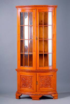Eckvitrine, Kolonialstil, 60er J., Teakholz, Unterteil 2-türig, Füllungen geschnitzt, Vitrinenaufsatz facett. Glas versprosst, 3 Einlegebretter, ...