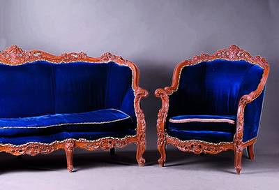Sitzgruppe, Italien, um 1960, best. aus 3 -Sitzersofa und 2 Sesseln, Korpus Buche, braunstaffiert, Rokokostil v. 1750, allseitig geschweift, ...