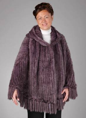 Nerzponcho mit Kapuze, lilafarben changierend eingefärbter gestrickter Nerz, Fransenabhängungen, aufwendige Verarbeitung, L. ca. 78 cm