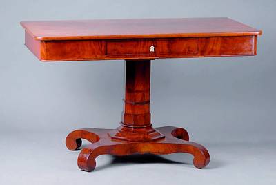 Schreibtisch, norddeutsch, 1860, WH/Pyramidenmahagoni mehrfach gesp. verlegt, 1Schublade m. Beinbeschlag, Gebr.-Sp., ca. 77x125x69 cm