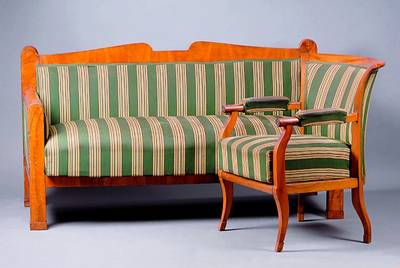 Sitzgruppe best. aus 3 Sesseln und Couch , deutsch, Couch um 1820, Sessel um 1910, Wurzelnuß, Polsterung u. Bezug alt belassen, st. Gebr.-Sp., alt ...