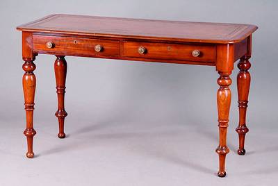 Damenschreibtisch, England, um 1900, gedrechselte Beine, 2-schübig, st. Gebr.-Sp., Lederplatte m. Resten alter Vergoldung., alt belassen, ca. ...