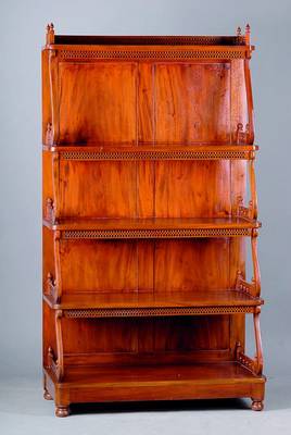 Etagere/Bücherregal, England, um 1900, Satinholz, 5 Ablegefächer, Balustrade sternhaft in Durchbrucharbeit, Gebr.-Sp., ca. 162x90x46 cm