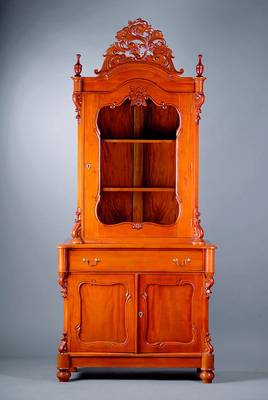 Vitrine, deutsch, nach dem Vorbild v. 1860/70 , Nußbaum, Oberteil Vitrinenteil, sparsame Schnitzereien, 2-türig, 1 Schublade, Kopf mit ...