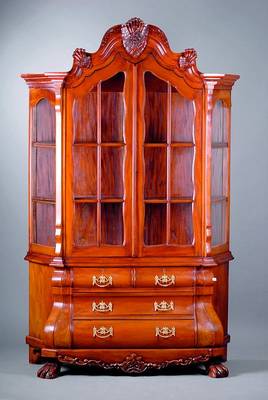 Aufsatzvitrine, Holland, nach Vorbild von 1860, Nußbaumfurnier, Oberteil 3-seitig verglast u. versprosst, vielfach getreppt, Kopf m. reicher ...