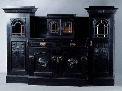 Große Aufsatzbuffet, süddeutsch, wohl Karlsruhe, um 1900/05, Eiche massiv/Furnier,schwarz lackiert, Jugendstil, aufgesetzet Schnitzereien a.d. ...