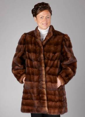 Nerzlongjacke, Gr. ca. 42, braune Felle quer verarbeitet, braunes Innenfutter, Ärmel mit Manschetten, 2 seitl. Einschub- taschen, Rückel. ca. 79 cm