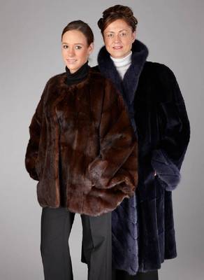 Konvolut Nerzjacke und Bisammantel, Jacke: Gr. ca. 38, braune Felle quer und längs verarbeitet, sehr weite Fledermausärmel,kein Kragen, ...