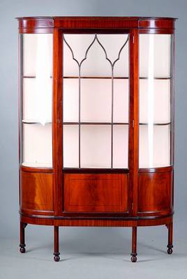 Vitrine, England, um 1900-1910, Mahagoni, seitlich mit gewölbten Scheiben, 3 Einlegebretter, Gebr-Sp., ca. 180x125x40 cm