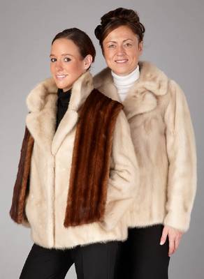 Konvolut 2 Saga-Mink Nerzjacken, Nerzstola undNerzkrawatte, 1 x Gr. ca. 42, beigefarb. längsverarbeitete Felle, 2 seitl. Einschub- taschen, ...
