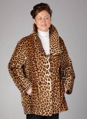 Leopardenjacke, Gr. ca. 40/42, Felle längs verarbeitet, schöne Farbe von hellgelb zu dunkelgelb bis gelbbraun mit schwarzen Ringflecken. gerader ...