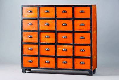 Apothekerschrank, sd., um 1890/90, WH, schwarz gefasst, 20 Schubladen, alt belassen, st. Geb.-Sp., ca. 98x102x28 cm