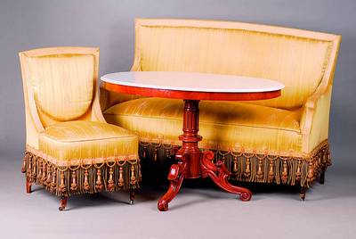 Sitzgruppe, deutsch, um 1890/1900, Sofa und vier Stühle mit Tisch, alte Polsterung, Bezug sek., teils besch., st. Gebr.-Sp., Tisch um 1890, 3 ...