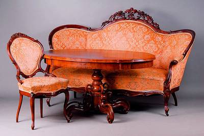 Salongruppe, deutsch, um 1835/40, 3-Sitzersofa, zwei Armlehnsessel, zwei Stühle und ein Tisch, Nußbaum massiv, allseitig geschweift, Akanthusblatt ...