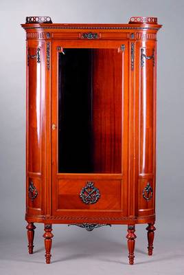 Vitrine, deutsch, um 1900, Mahagoni, im Louisseizestil, abgerundete Ecken, aufgesetzteSchnitzereien, Zahnfries, facett. Glas, Leisten teils besch., ...