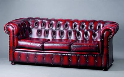 Chesterfieldsofa, 3-Sitzer, England, um 1980, rotes Rindsleder, geheftet u. genoppt, lose Sitzkissen, künstl. Alterssp., Gebr.-Sp., ca. 71x184x80 ...