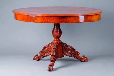 Ovaler Ausziehtisch, deutsch, um 1870/80, Pyramidenmahagonifurnier, Fuß Nußbaum, 1 Einlegebrett, 3 Auslegerbeine, diese reich geschnitzt, ...