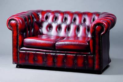 Chesterfieldsofa 2-Sitzer, England, um 1980, roter Rindslederbezug, geheftet u. genoppt, künstl. Alterssp., Gebr.-Sp., ca. 72x139x84 cm,SH. 42 cm