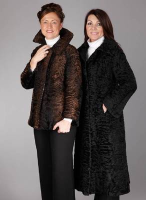 Konvolut Persianermantel und Persianerjacke, Mantel Gr. ca. 36, schwarze Felle, 2 seitl.Einschubtaschen, schwarzes Innenfutter mit Label: Howahrde ...