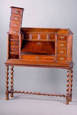 Stollen-Schreibsekretär, Niederlande, um 1720, Nußbaum, Unterteil aus in sich gedrehten Vollsäulen, Oberteil mit Schrägklappe und seitlichen ...