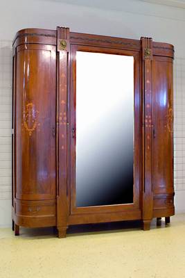 Schlafzimmer, Frankreich, um 1925/30, best. aus Doppelbett m. integr. Nachtschränkchen, Damenfrisierkommode mit 3-teiligem Spiegel, gr. Kommode ...