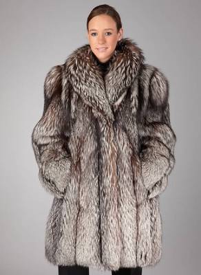 Silberfuchslongjacke, Gr. ca. 42, 2 seitl. Einschubtaschen, grau gemustertes Innenfutter,Innenlabel Saga Fox, Felle längs verarbeitet, Rückenl. ...